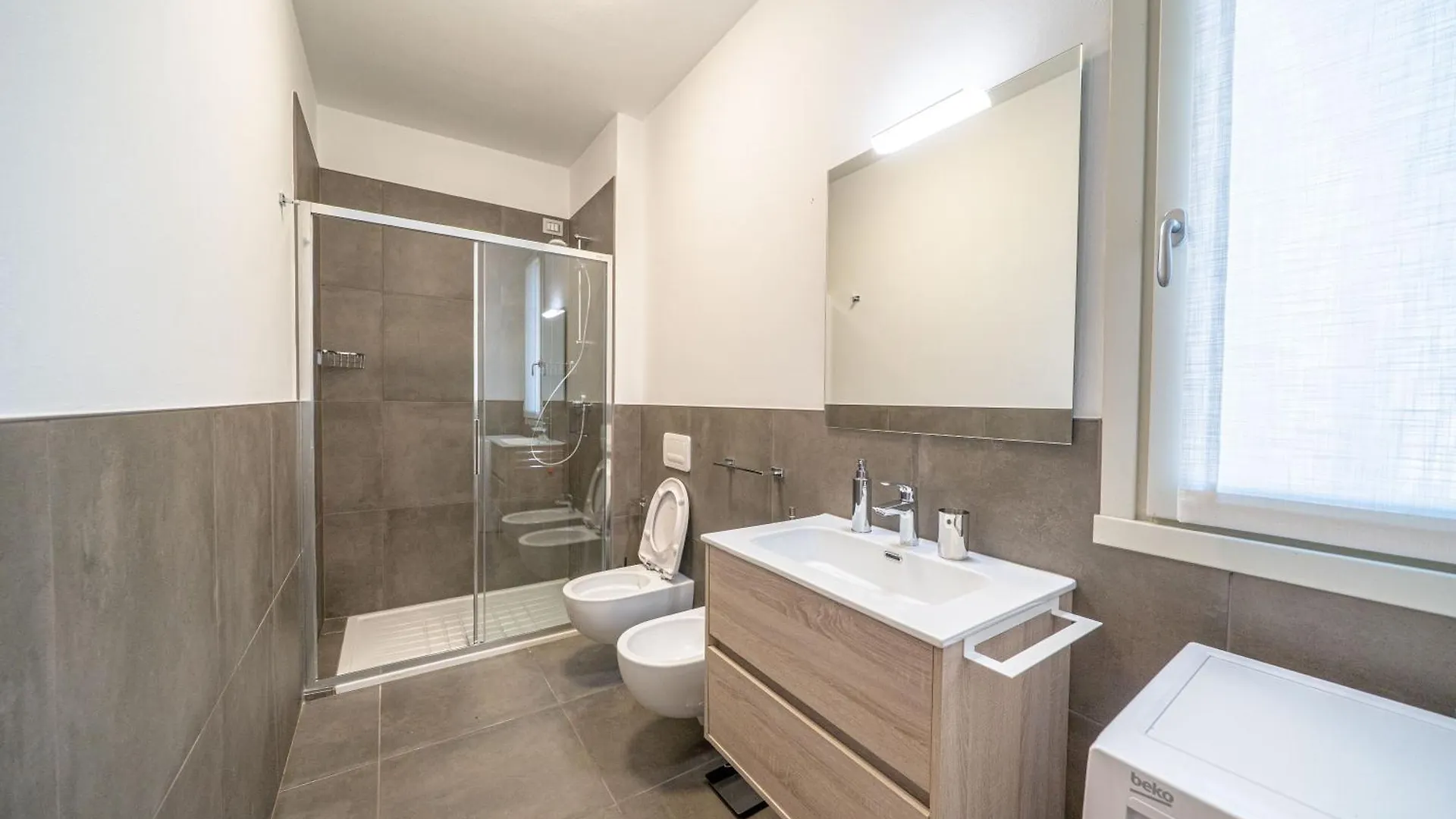 Square Of Lake Colico Apartman